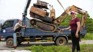 Девушка чинит и восстанавливает экскаватор, который долгое время был сломан