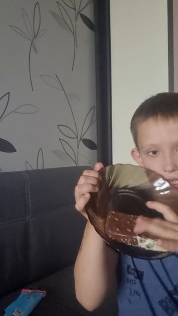 распаковка на диване