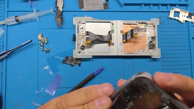 Samsung GALAXY Z FLIP 6 покусала собака, меняем экран и в 2026 году.