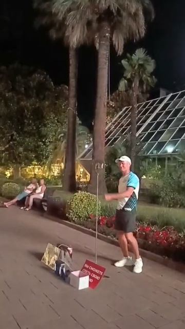 Ко мне подошёл молодой парнишка и говорит 