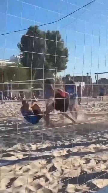👊Соревнование по волейболу внезапно превратилось в бой без правил смотреть онлайн