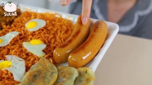 Мукбанг - курица и острая лапша и лапша с чёрным соусом - еда на камеру