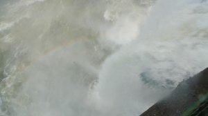 Бразилия. Вид на водопад Игуасу с акцентом на русло реки