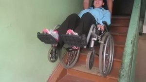 Способ спуска по лестнице на инвалидной коляске