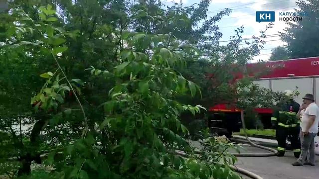 На улице Рылеева в Калуге сгорел деревянный дом. смотреть онлайн