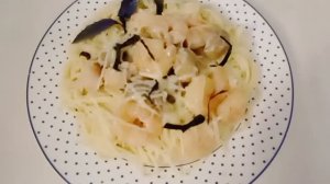 Спагетти с креветками, курицей и грибами.