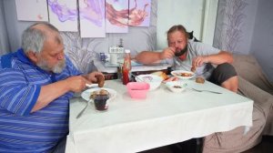 РАБОТЯГИ НА ОТДЫХЕ ЗА СТОЛОМ Вкусная еда и чесночные сухарики ПОДВАЛ ИЛЬИЧА