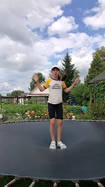 как думаете кто кто надоедливее ,Лиза- лайк ,Маша - подписка