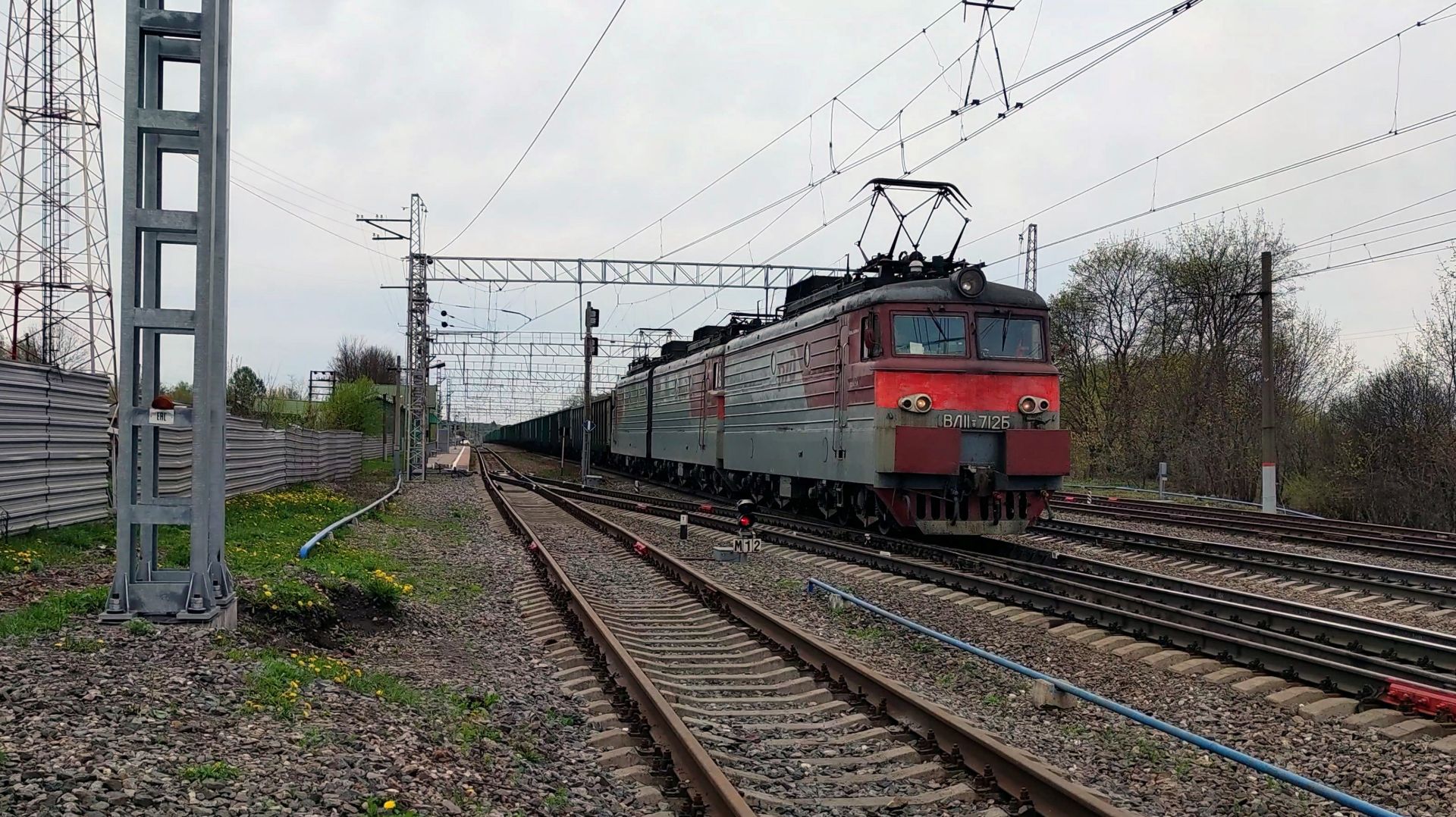 Электровоз ВЛ11.8-712Б/723 с грузовым поездом