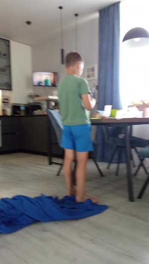 Слежу за другом