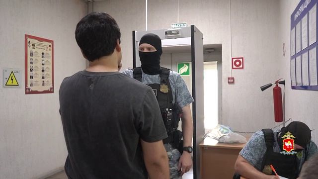 Полицейские и судебные приставы принудительно выслали за пределы России 22 иностранца