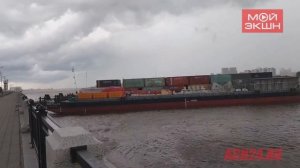 В Благовещенске китайская баржа врезалась в набережную Амура