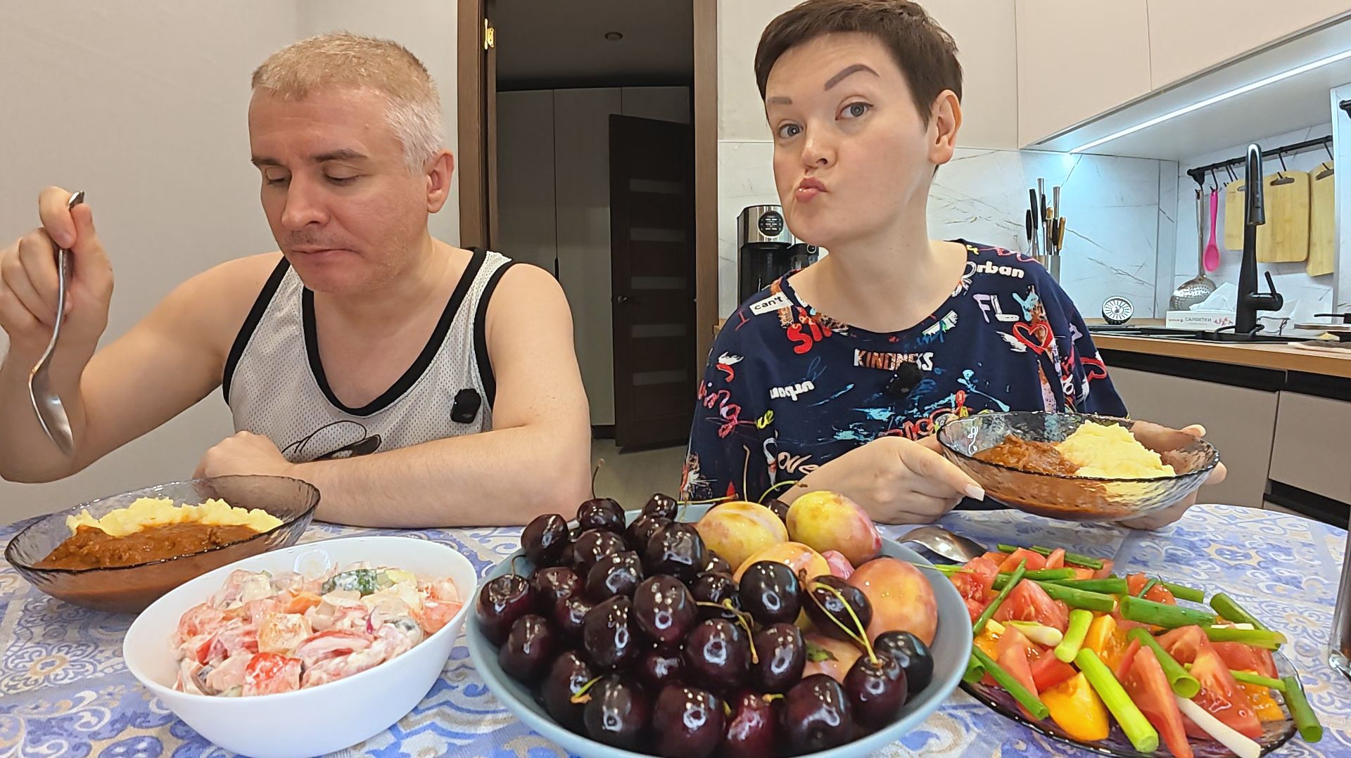 Мукбанг довела Вована до НЕРВНОГО СРЫВА! У каждого ПРОФЕССИОНАЛЬНЫЕ болезни! Семейный ужин в России смотреть онлайн