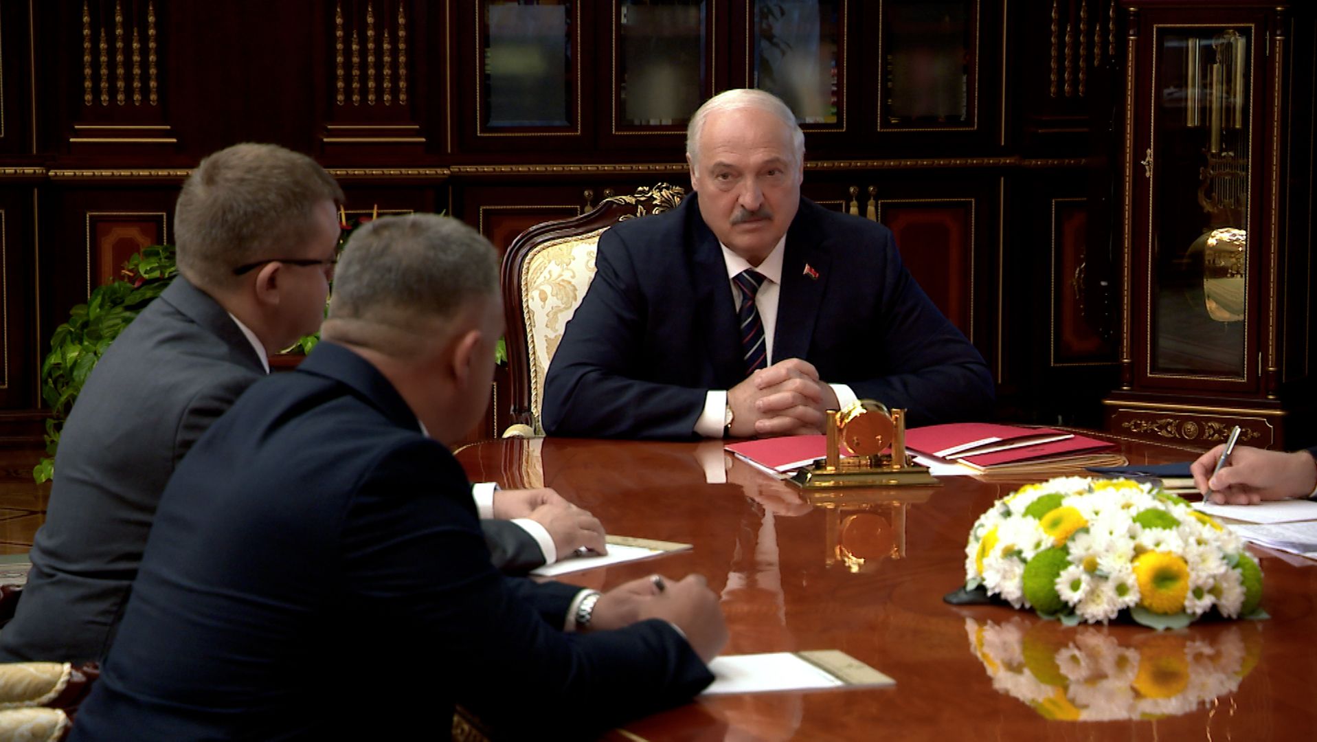 Лукашенко: Чтобы по-мужски было, по-военному! // Кадровый день смотреть онлайн