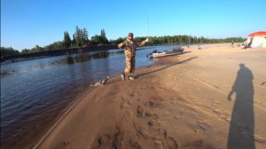 Руслан опять нас всех обловил. НОЧНАЯ РЫБАЛКА НА ВОДОЗАБОРЕ Р. ПЯКУПУР!!!