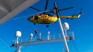 Моряка с подозрением на острый аппендицит эвакуировали в Беринговом море