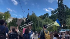 Не смотря на отставку Сырского, в Киеве продолжился картонный майдан. Требуют вернуть Федорова в зад