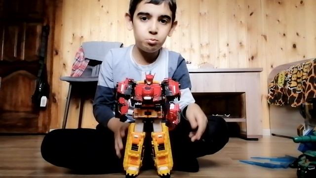 Я собираю Раптор трона и Стега винга из моей коллекции трансформеров