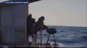 Австралийцы переплыли опасный пролив на...туалете с мангалом, чтобы не платить за доставку