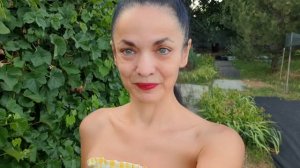 Купила новые сорта клубники! Съездили за яблоками! Диди с Лизочкой любят кушать травку!