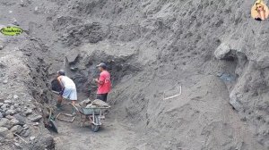 Строительство, шахтёры добывают песок в карьере