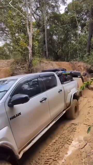 Toyota Hilux - оффроад на легке смотреть онлайн
