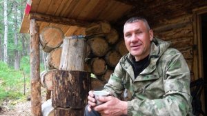 Израненный медведь. Подготовил избу к сезону.