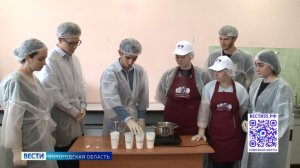 Студенты и преподаватели МГИМО попробовали своими руками сделать вологодское мороженое