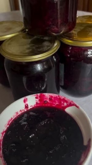 Варенье из черной смородины.