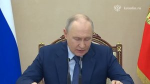 Путин провел оперативное совещание Совбеза — темой стало сырье для новых вооружений. 

Президент под