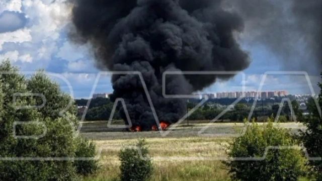 Военный самолёт рухнул в Подмосковье пилот успел катапультироваться.Воздушное судно упало в Одинцово смотреть онлайн