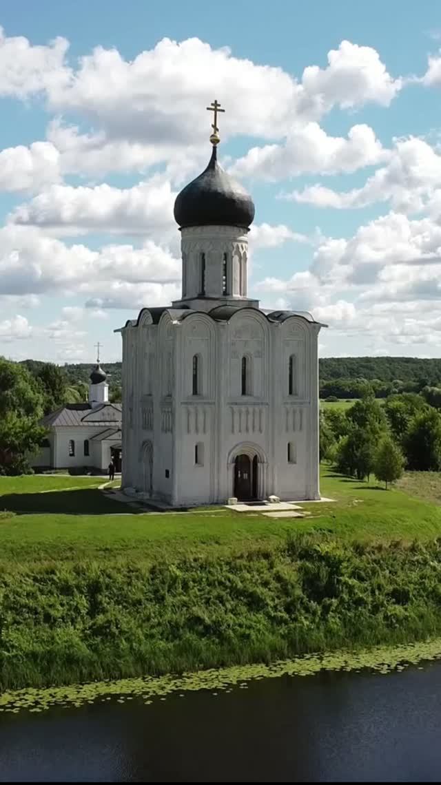 Дорога к храму - клип из песни об Андрее Боголюбском | Церковь Покрова на Нерли смотреть онлайн