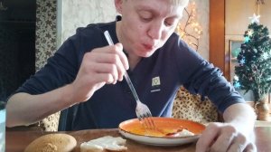 Мукбанг//Завтрак Яичница С Сосиской И Помидором Хлеб С Сыром И Печенька