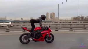 По лезвию.
