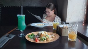 Опять покупки, собираем столик, по ресторанам