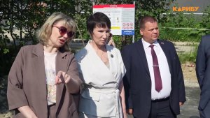 Мэр Лариса Поликанова проверила работы по установке детских площадок в Пионерном и Строителе