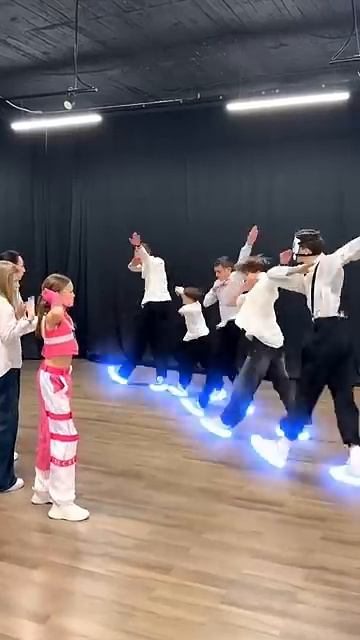 Шаффл Баттл Girls VS Boys WHO WIN NEON MODE смотреть онлайн