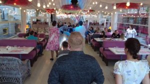 Иностранец смотрит выступление «Калинка» в Санкт-Петербурге