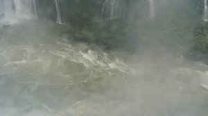 Бразилия. Вид на Глотку дьявола водопада Игуасу