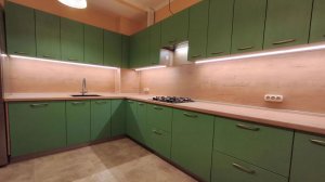 Кухня зеленого оттенка в загородном доме
