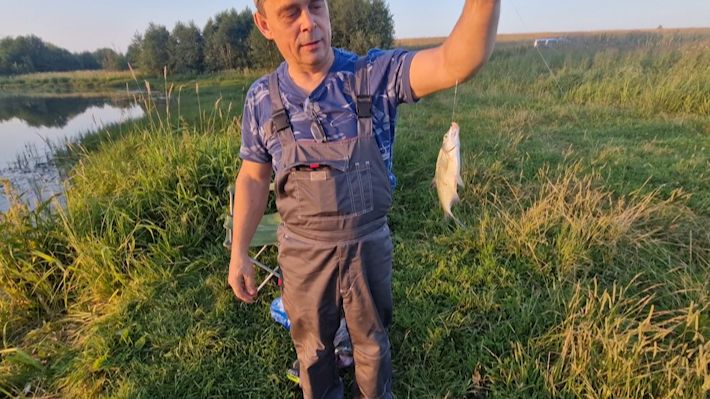 Летний вечер на реке. Ловим рыбу на поплавок. Пьяные забавы нелюдей на катерах. смотреть онлайн