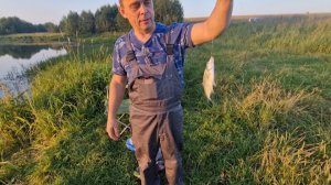 Летний вечер на реке. Ловим рыбу на поплавок. Пьяные забавы нелюдей на катерах.