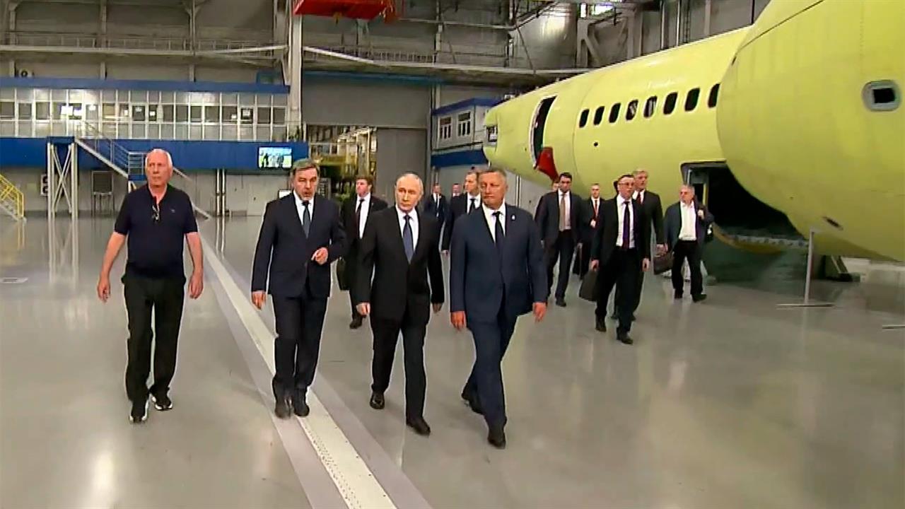 Владимир Путин посетил Иркутский авиазавод, где запускают в серию самолет МС-21-310. смотреть онлайн
