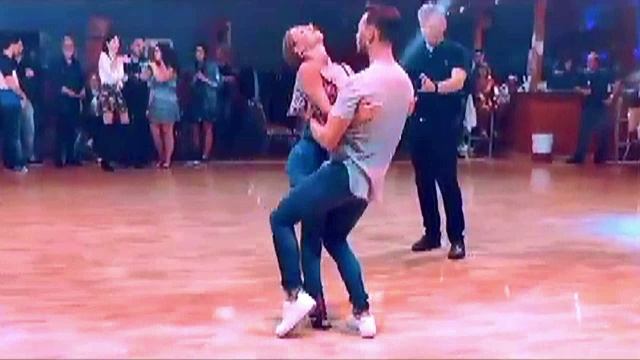 Bamboleo en la Mesa. Танцуют ALONSO Y NOELIA смотреть онлайн