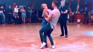 Bamboleo en la Mesa. Танцуют ALONSO Y NOELIA