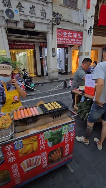 Пешеходно-торговая улица старого города. Глазами туриста. Китай. Санья. Хайнань. 2026