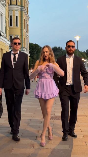 У меня под окном расцветала сирень 🌸🎶