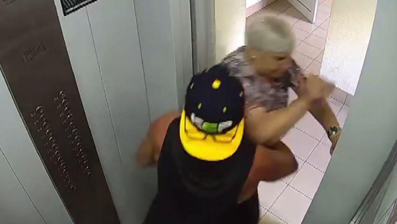 Пострадавшая от рук курьера консьержка в Краснодаре рассказала о нападении смотреть онлайн