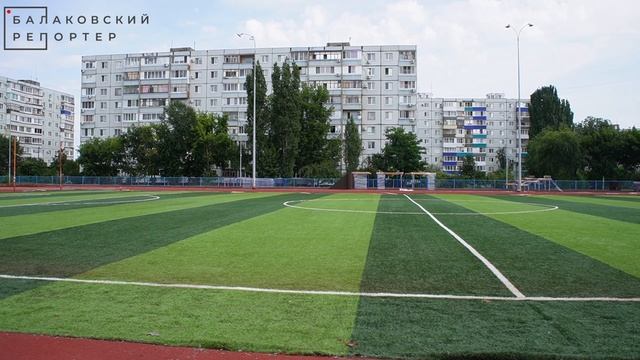 И шиповки, и скандинавская ходьба: покрытие на стадионе возле балаковской СОШ №25 стало прочнее