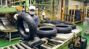 Как на заводе производят мотоциклетные шины из сырой резины.